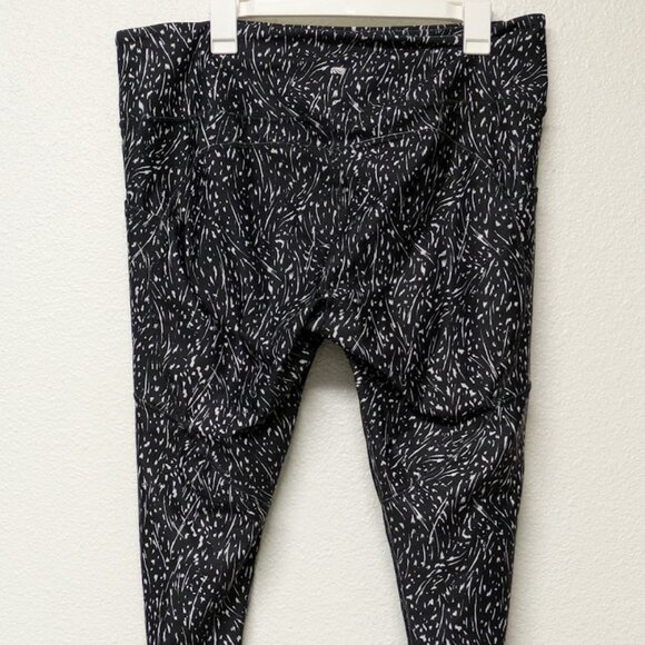 MARIKA Black and White Printed Abstract Cropped Leggings - Size 1X - Picture 3 of 6